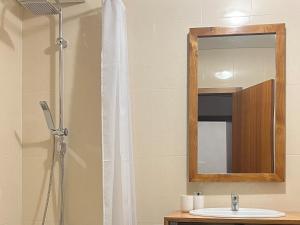 Un baño con ducha, lavabo y espejo. en Villarmo cais, en Viana do Castelo 46 fotos más