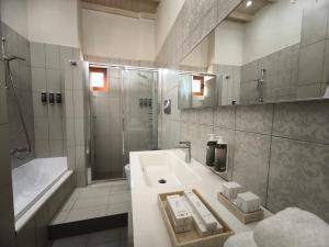 Ένα μπάνιο στο Villa Phos +26 φωτογραφίες