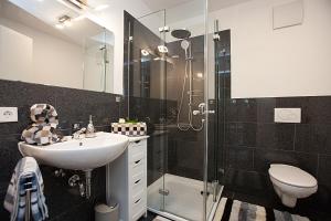 テットナングにあるUlivetoの洗面台、シャワー、トイレ付きのバスルーム +31枚の写真