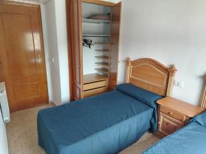 a bedroom with two beds and an open closet at Apartamento en Benicasim, El Torreón, parking, entrada autónoma in Benicàssim +24 photos