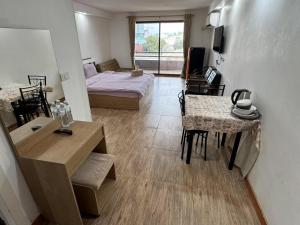 - un salon avec un lit et une table à manger dans l'établissement Angket Select Resort Pool Apartment, à Jomtien Beach