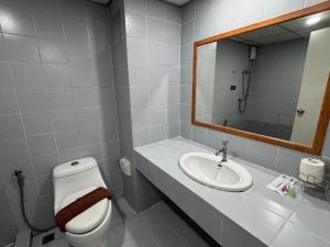 une salle de bain avec toilettes, lavabo et miroir dans l'établissement Angket Select Resort Pool Apartment, à Jomtien Beach 18 autres photos