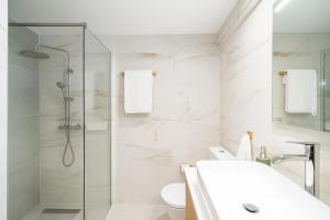 Ένα μπάνιο στο Niki Athens Suites - Deluxe Suite, Steps from Monastiraki