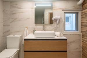 Ένα μπάνιο στο Niki Athens Suites - Deluxe Suite, Steps from Monastiraki