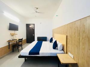 Postel nebo postele na pokoji v ubytování Madhav Econest