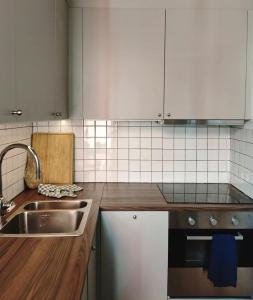 una cocina con fregadero y encimera en You cottage in the city, en Bergen