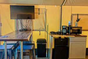 Kuchyň nebo kuchyňský kout v ubytování Texas Family Retreat: Glamping Safari Tent with Deluxe Amenities in Cibolo