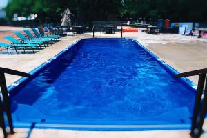 Bazén v ubytování Texas Family Retreat: Glamping Safari Tent with Deluxe Amenities in Cibolo nebo v jeho okolí + 56 fotografií