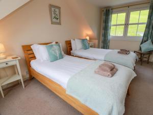 Un dormitorio con dos camas con toallas encima. en Cairnhill, en Girvan 23 fotos más