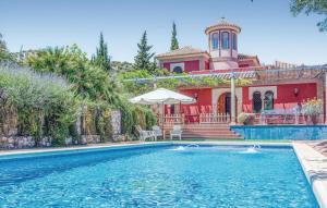 ein Haus mit einem Swimmingpool vor dem Haus in der Unterkunft Hacienda San Marcos in Baena