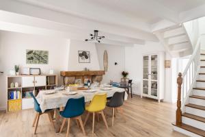 Un comedor con mesa y sillas en Ti Daouzek - Proche plage des Sables-dOr, en Plurien