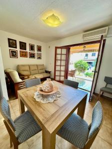 a dining room table with chairs and a vase on it at Bungalow Benicasim REF 034 in Benicàssim