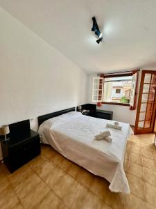 a bedroom with a white bed and a window at Bungalow Benicasim REF 034 in Benicàssim