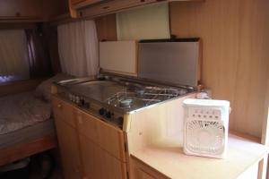 una cucina con piano cottura e forno in un camper di Full-Service Caravan ad Albertslund
