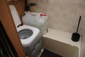 un piccolo bagno con servizi igienici in un aeroplano di Full-Service Caravan ad Albertslund