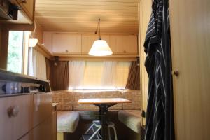 una piccola cucina con un tavolo in una stanza di Full-Service Caravan ad Albertslund