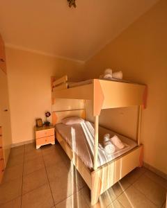 ein Schlafzimmer mit einem Etagenbett in einem Zimmer in der Unterkunft The Βeach - Family House in Amaliada