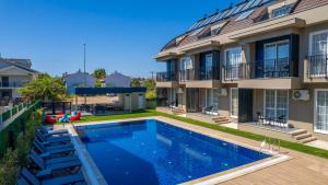 费特希耶Dede Suites Fethiye的带游泳池的房子图片