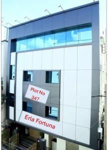 ハイデラバードにある2BHK AC Hitech City-Enjoy like your home Affordable Comfortableの側面に看板がある建物 +10枚の写真