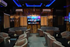 TV a/nebo společenská místnost v ubytování Masters Class Hotel