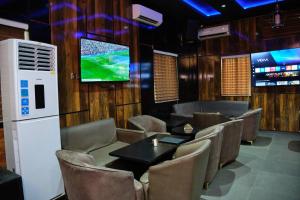 TV a/nebo společenská místnost v ubytování Masters Class Hotel