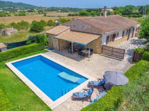 widok na basen przed domem w obiekcie Villa Fernando w Manacorze