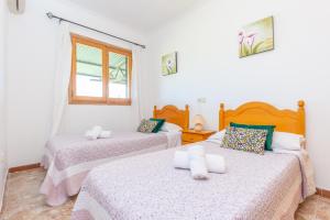 sypialnia z dwoma łóżkami i oknem w obiekcie Villa Fernando w Manacorze +36 zdjęć