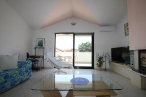 un salon avec un canapé et une table en verre dans l'établissement Apartments Sonnenblume, à Funtana