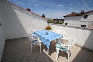 d'une table et de chaises sur un balcon avec une table et des chaises bleues. dans l'établissement Apartments Sonnenblume, à Funtana 37 autres photos