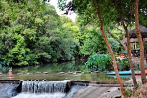 Un paisaje natural cerca del tented camp