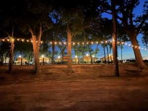Galería fotográfica de Cibolo's Hidden Gem: Safari Tent Escape in Texas Awaits en Marion