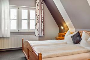 a bedroom with two beds and a window at Wein- und Gästehaus Lutz in Iphofen
