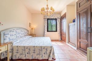 ein Schlafzimmer mit einem Bett und einem Kronleuchter in der Unterkunft Hacienda San Marcos in Baena + 29 Fotos