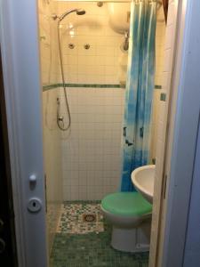 a bathroom with a green toilet and a sink at Tolomei House Holidays Sea View in Siracusa