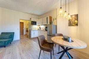 a kitchen and dining room with a table and chairs at Ankerplatz 2 - Hafenblick, Parkplatz, modern in Bad Zwischenahn