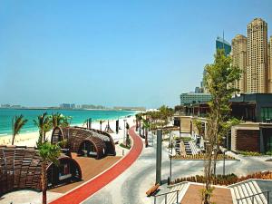 vistas a una playa con edificios y al océano en One Bedroom Apartment - Bay Central Tower, en Dubái