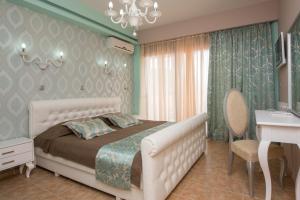 Кровать или кровати в номере Maranton Beach Hotel