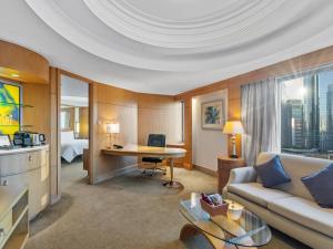 TV a/nebo společenská místnost v ubytování Makati Shangri-La, Manila