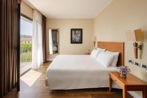 A bed or beds in a room at Hotel dei Cavalieri Caserta - La Reggia Még 37 kép