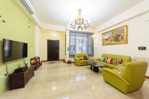 un soggiorno con due divani e una TV di Iwaiker B&B a Città di Hualien Altre 6 foto