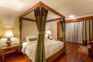 Łóżko lub łóżka w pokoju w obiekcie Prince Angkor Hotel & Spa