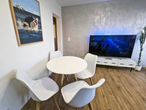 TV a/nebo společenská místnost v ubytování Sky Hai Apartment