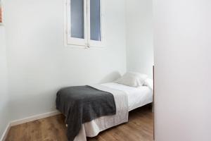 Postel nebo postele na pokoji v ubytování Centric 2bedroom in Las Ramblas 3 1A