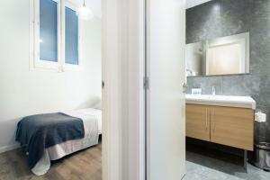 Postel nebo postele na pokoji v ubytování Centric 2bedroom in Las Ramblas 3 1A
