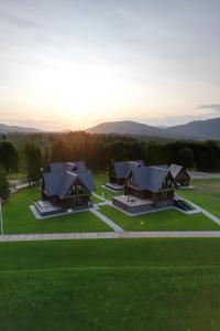 an aerial view of a house with a green lawn at Grzeszne Chatki - Smerek in Smerek