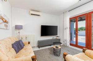 Televízia a/alebo spoločenská miestnosť v ubytovaní Casa Vian