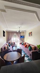 Posezení v ubytování Malabata Prime Location - Boulevard View Apt