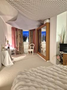 Ένα ή περισσότερα κρεβάτια σε δωμάτιο στο Chambre d'hôtes de charme avec piscine terrasse et vue sur les prairies +16 φωτογραφίες