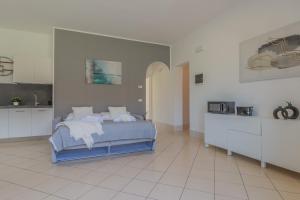 Una cama o camas en una habitación de Brezza del lario Bilocale by Varenna Holidays