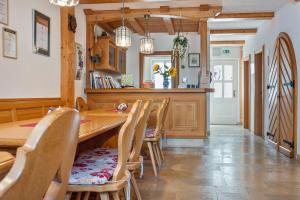 a dining room with a wooden table and chairs at Wein- und Gästehaus Lutz in Iphofen